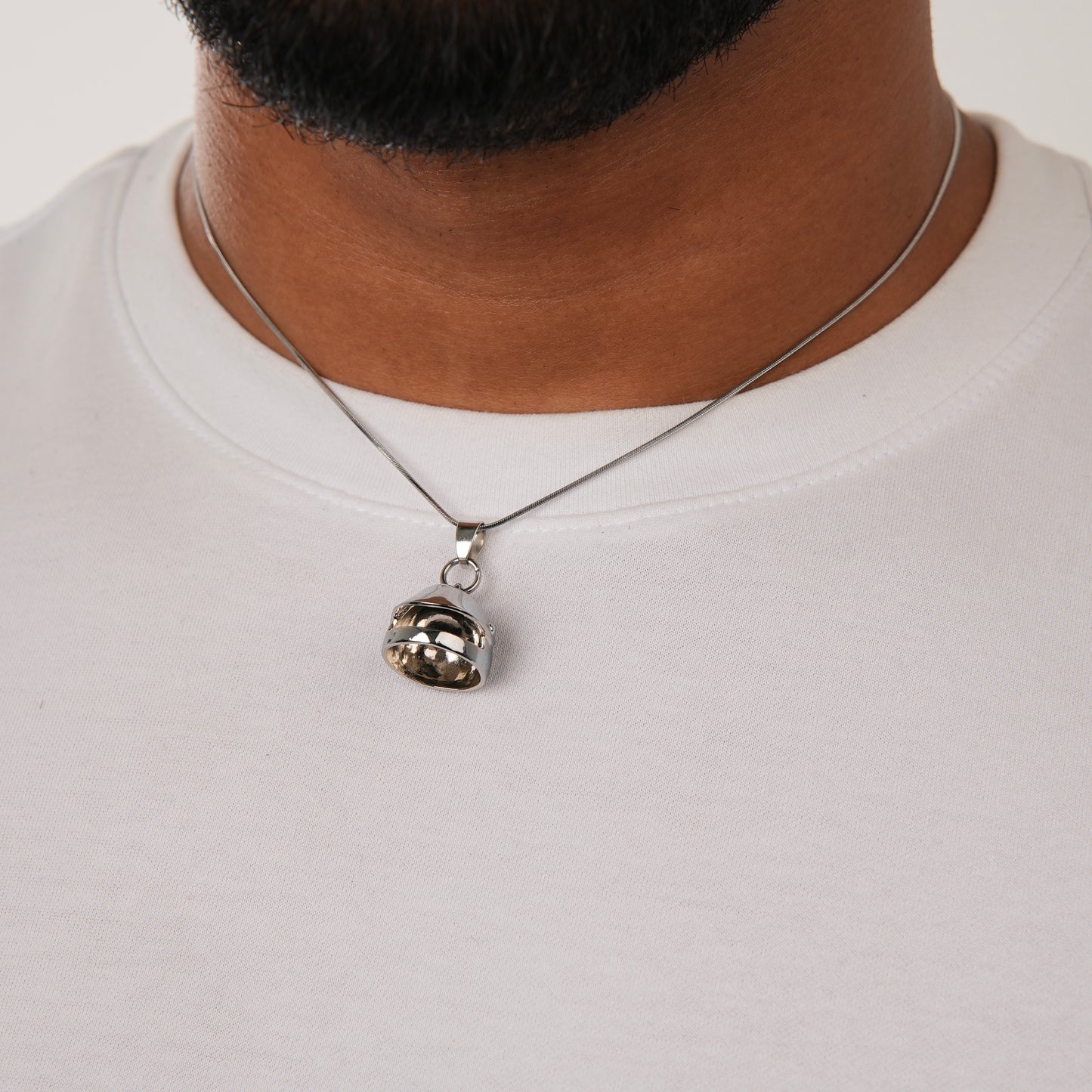 RACING HELMET NECKACE SLVR