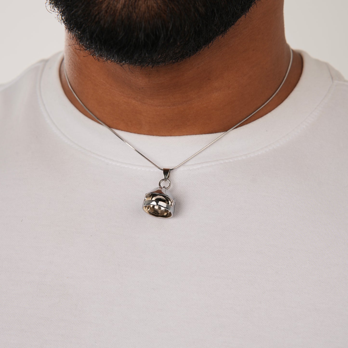 RACING HELMET NECKACE SLVR